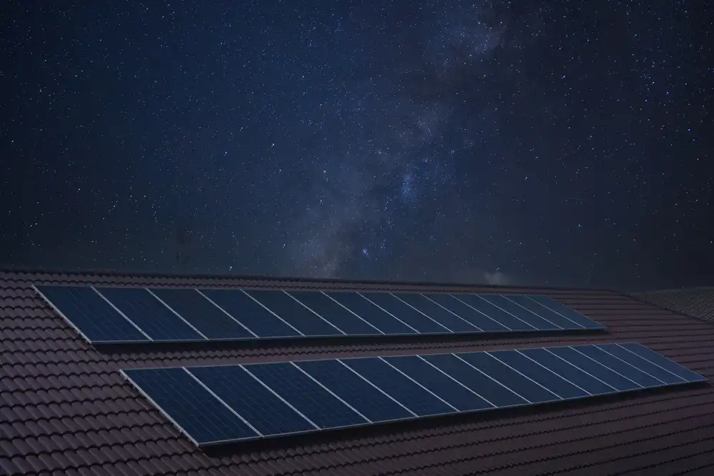 Energía solar de noche y con lluvia